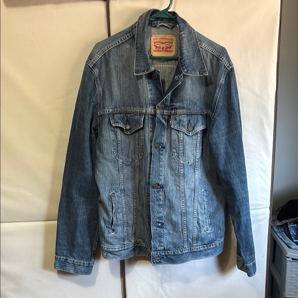 Levi's Jean Jacket with Classic Design